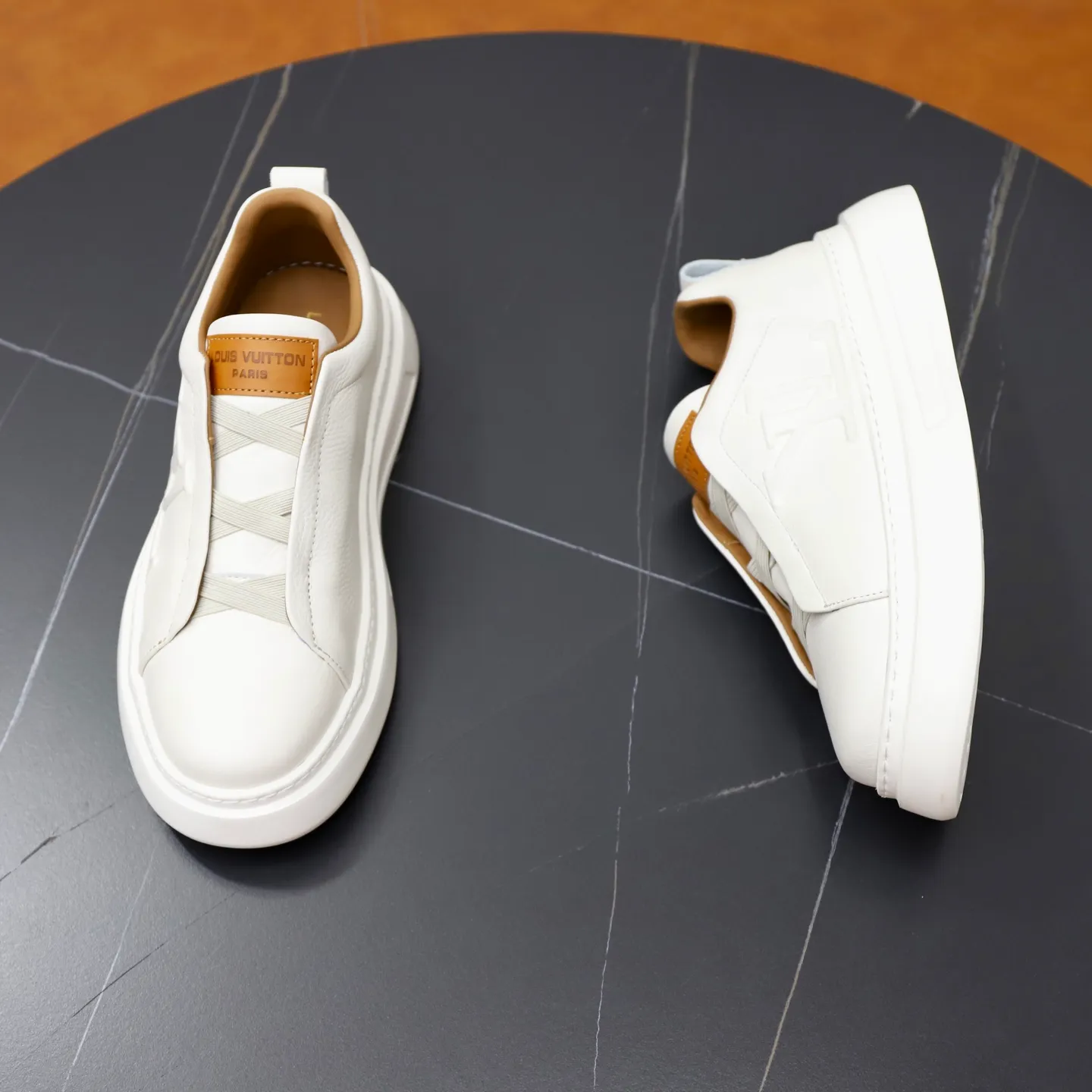 Men's shoes: 480💰🙅‍♂️🙅‍♂️🙅‍♂️ Brand: LV Louis Vuitton Standard code: 38-44 (45 customized) Grade: Same as the official website Material: Original cowhide fabric Comfortable cowhide lining Increased lightness, wear-resistant and soft outsole Style category: Men's fashionable casual shoes Running sneakers Distinguished luxury brand elements Top luxury Color: actual picture color